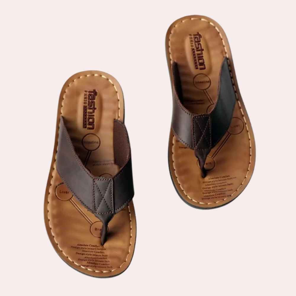 "Mules en cuir élégantes pour hommes, couleur marron clair, style épuré et moderne, confort estival et luxe durable."