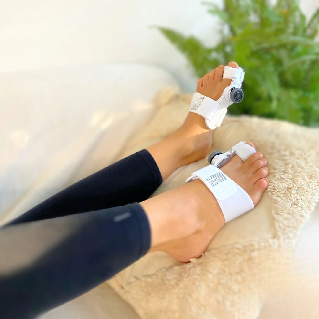 "Orthèse légère et discrète pour correction hallux valgus, alignement gros orteil, soulagement immédiat de la douleur."