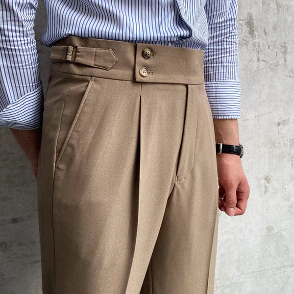 "Pantalon britannique ajustable pour homme beige, coupe droite, devant plissé, sophistiqué et confortable pour toute occasion