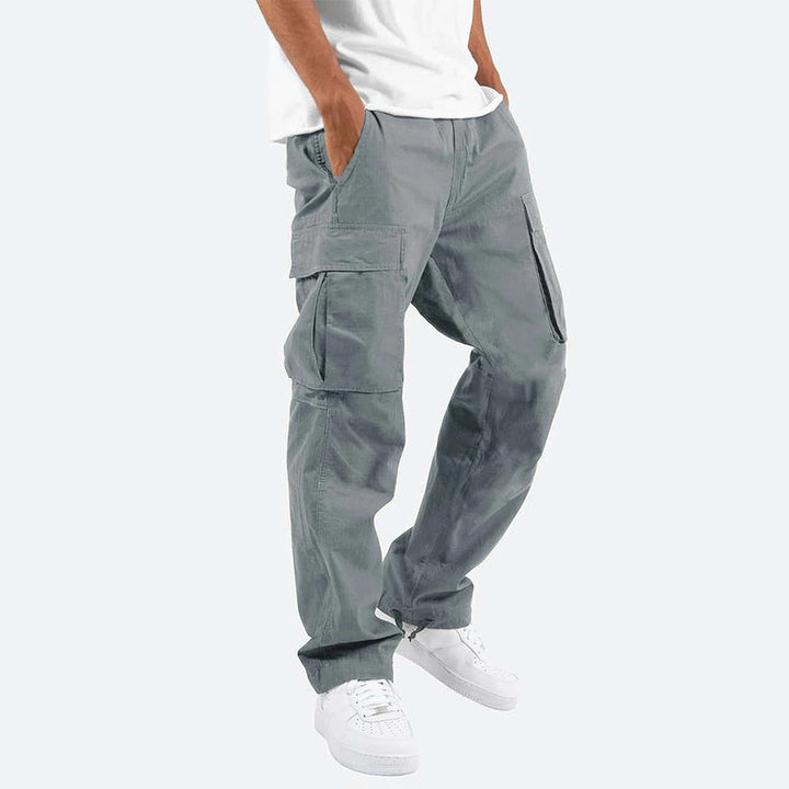 "Pantalon cargo homme chic, couleur variable, coupe moderne, poches multiples pour style et confort optimal."