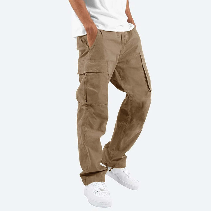 "Pantalon cargo homme chic, couleur variable, coupe moderne, poches multiples pour style et confort optimal."