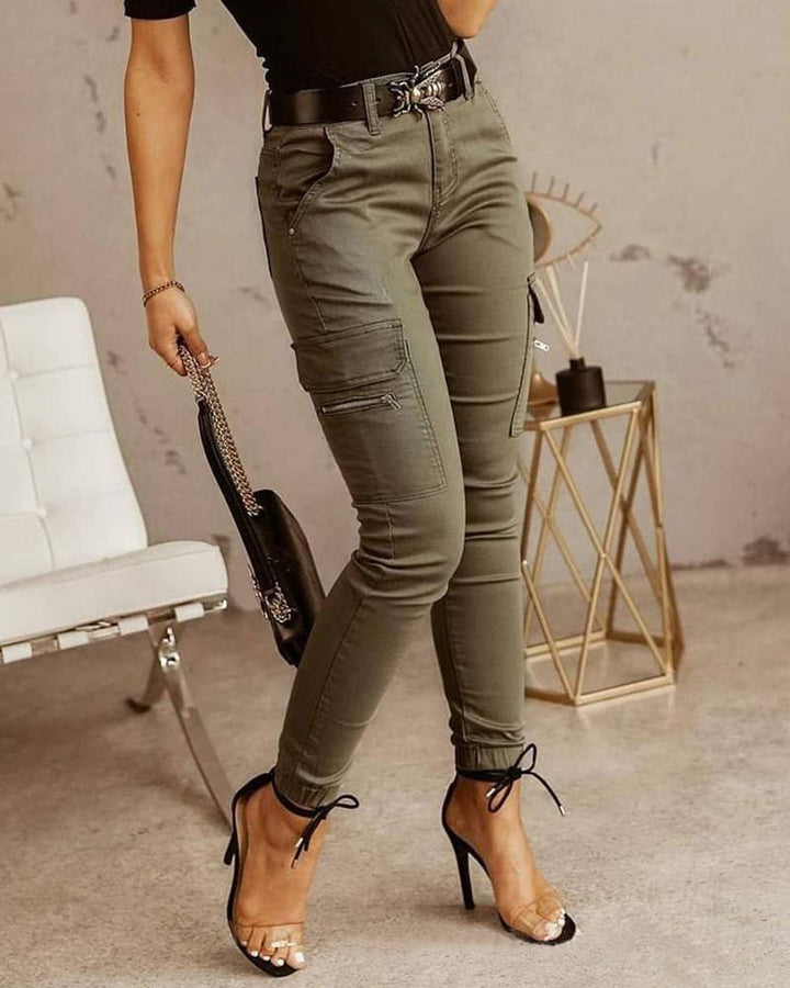 Pantalon cargo skinny mi-haut polyvalent pour femme, coupe flatteuse, poche fonctionnelle, style moderne élégant.