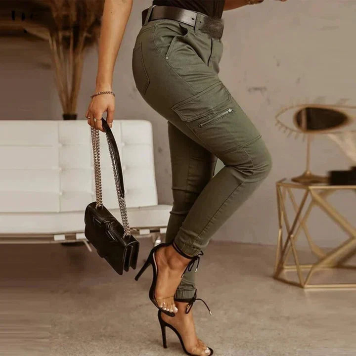 Pantalon cargo skinny mi-haut polyvalent pour femme, coupe flatteuse, poche fonctionnelle, style moderne élégant.