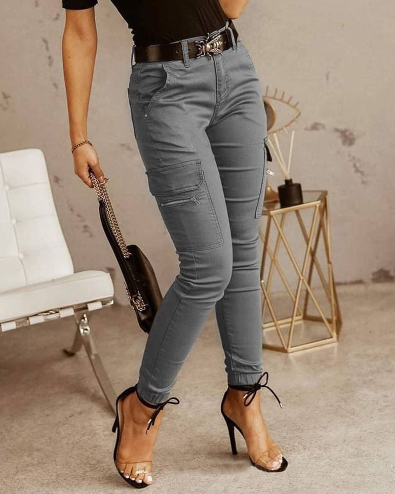 Pantalon cargo skinny mi-haut polyvalent pour femme, coupe flatteuse, poche fonctionnelle, style moderne élégant.