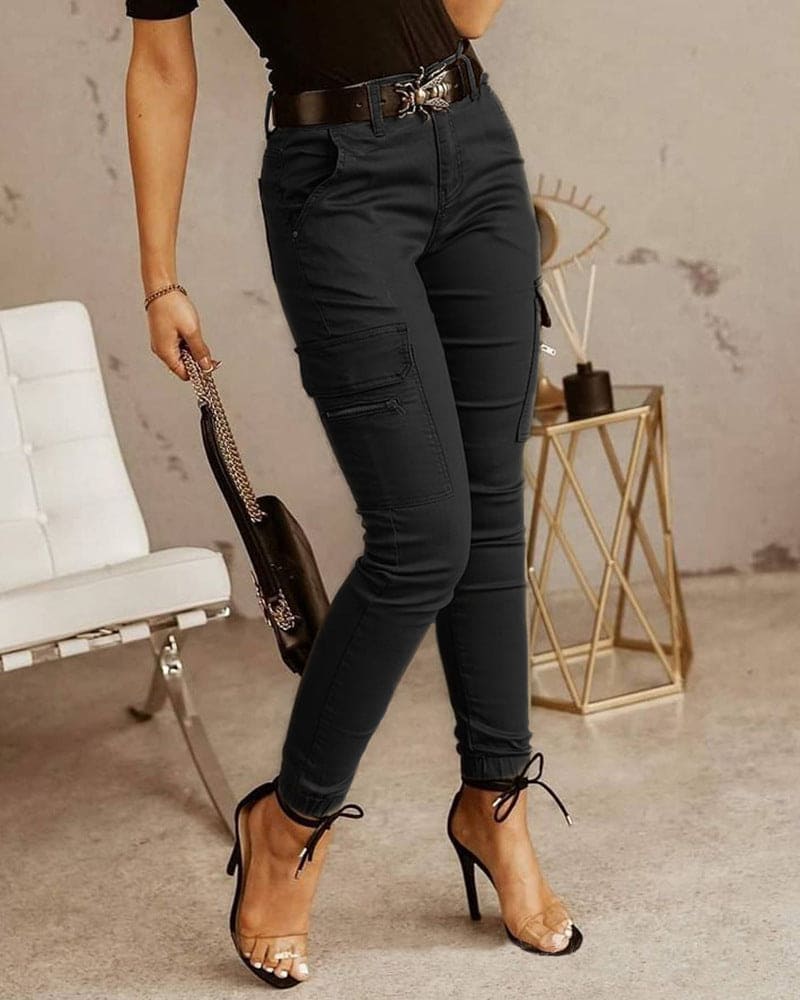 Pantalon cargo skinny mi-haut polyvalent pour femme, coupe flatteuse, poche fonctionnelle, style moderne élégant.