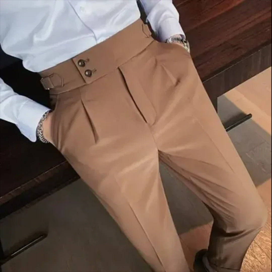 Pantalon chic ajusté pour homme en tissu extensible marron, parfait pour un style élégant et confortable.