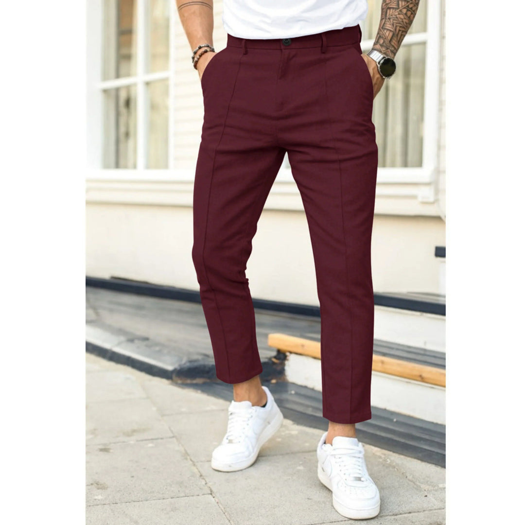 "Pantalon décontracté homme en tissu doux, coupe classique, couleur neutre, parfait pour le confort et style quotidien."