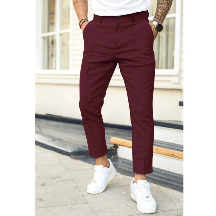 "Pantalon décontracté homme en tissu doux, coupe classique, couleur neutre, parfait pour le confort et style quotidien."