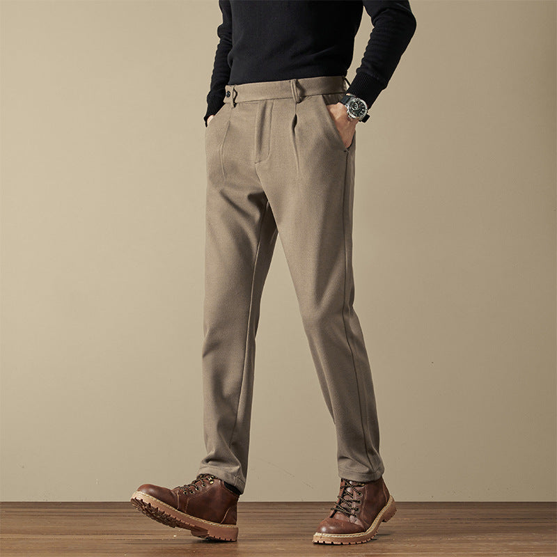"Pantalon droit homme élégant beige, coupe chic et confortable, idéal pour toutes occasions, en tissu haute qualité."