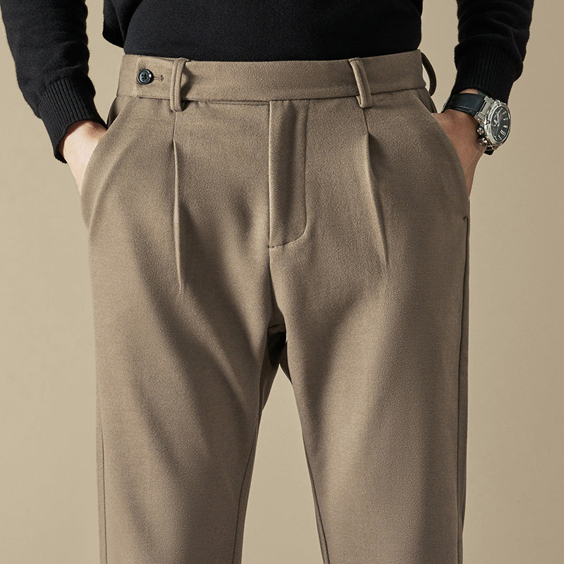 "Pantalon droit homme élégant beige, coupe chic et confortable, idéal pour toutes occasions, en tissu haute qualité."