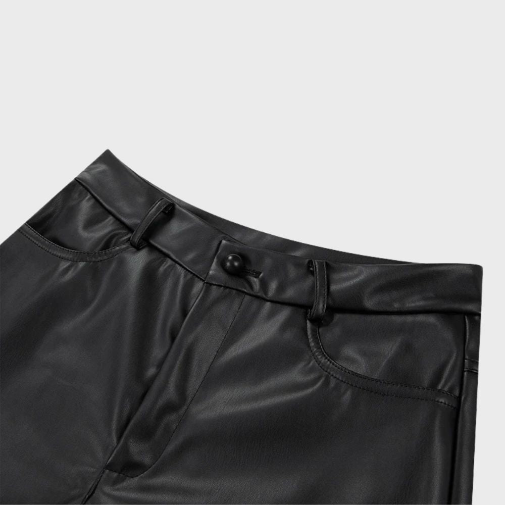 "Pantalon en cuir noir femme élégant, coupe ajustée, soulignant courbes, confort et style sophistiqué pour toute occasion."