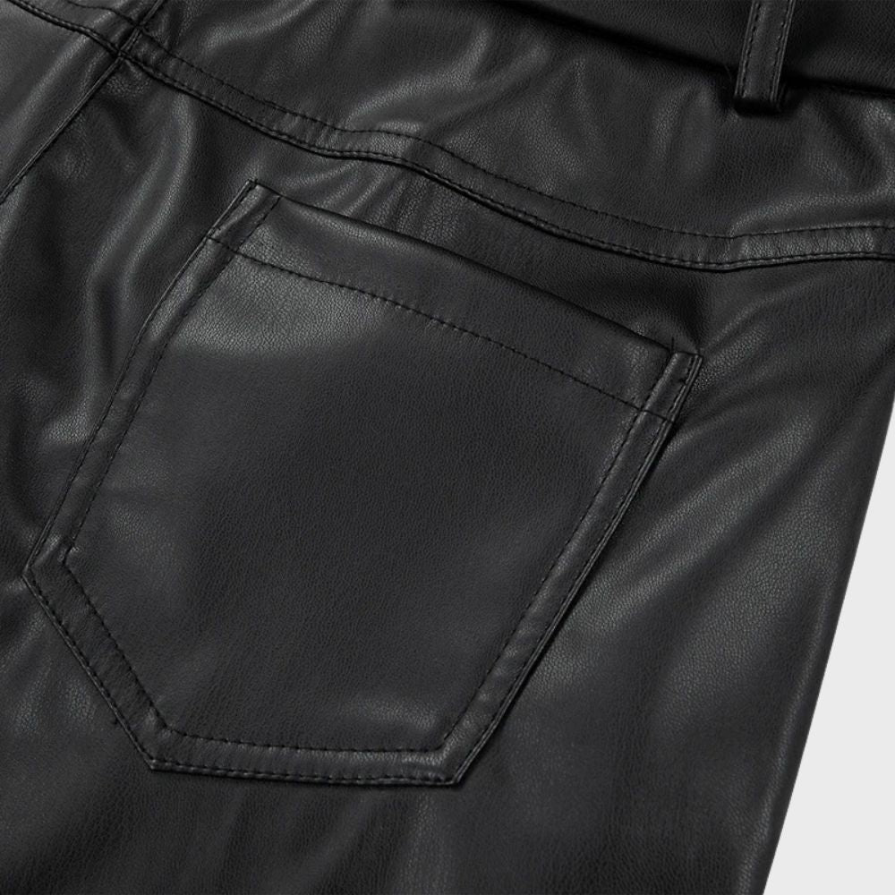 "Pantalon en cuir noir femme élégant, coupe ajustée, soulignant courbes, confort et style sophistiqué pour toute occasion."