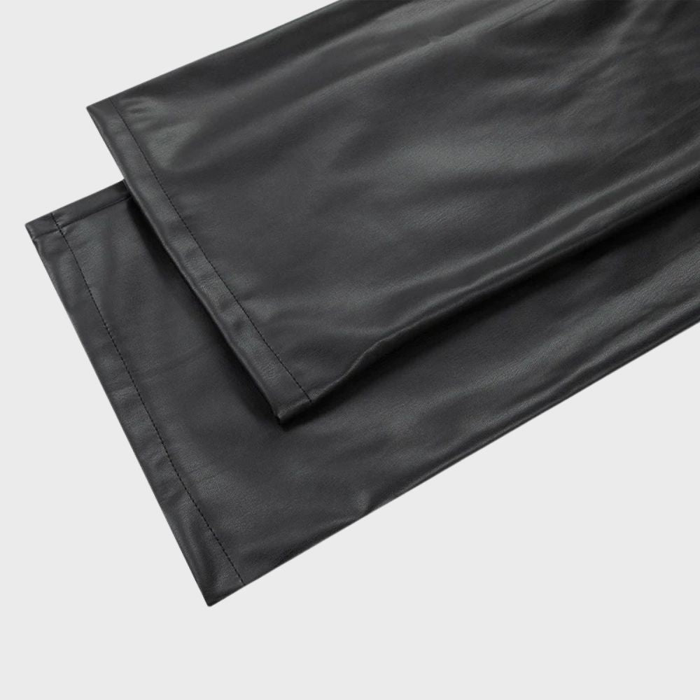 "Pantalon en cuir noir femme élégant, coupe ajustée, soulignant courbes, confort et style sophistiqué pour toute occasion."