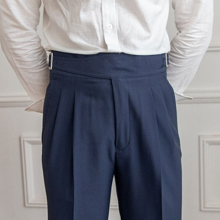 Pantalon Gurkha homme, taille haute avec boucles classiques et coupe droite, élégance moderne visible sur fond neutre.