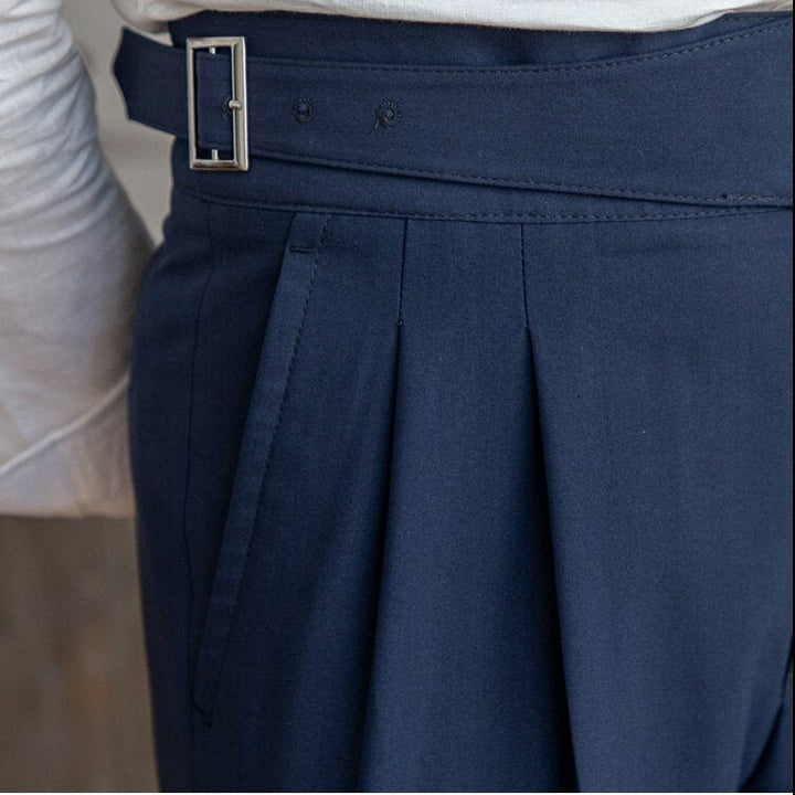 Pantalon Gurkha homme, taille haute avec boucles classiques et coupe droite, élégance moderne visible sur fond neutre.