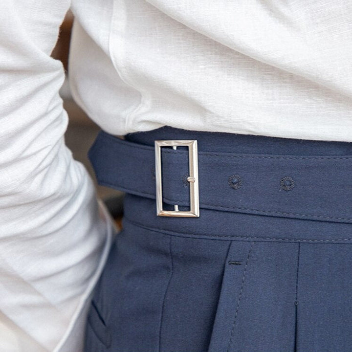 Pantalon Gurkha homme, taille haute avec boucles classiques et coupe droite, élégance moderne visible sur fond neutre.