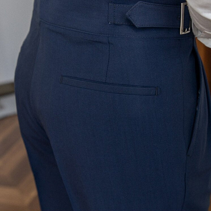 Pantalon Gurkha homme, taille haute avec boucles classiques et coupe droite, élégance moderne visible sur fond neutre.