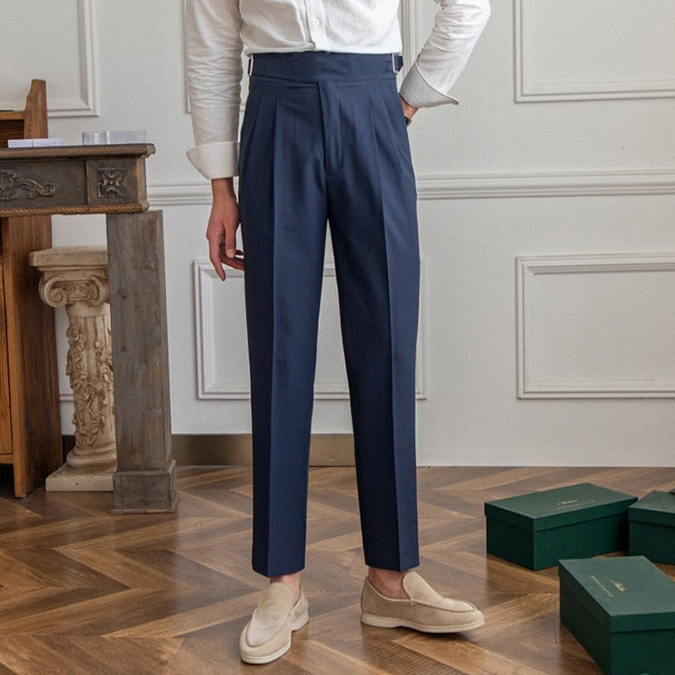 Pantalon Gurkha homme, taille haute avec boucles classiques et coupe droite, élégance moderne visible sur fond neutre.