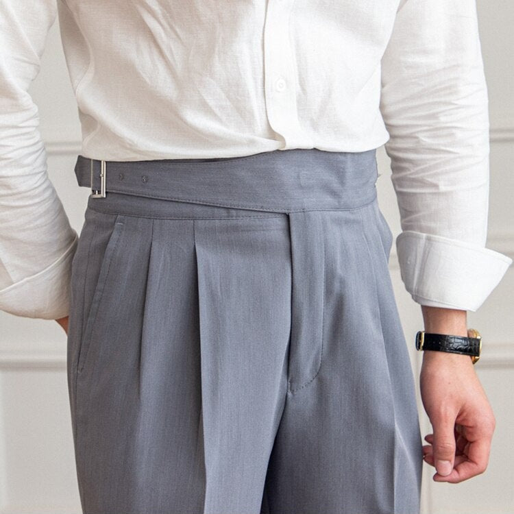 Pantalon Gurkha homme, taille haute avec boucles classiques et coupe droite, élégance moderne visible sur fond neutre.