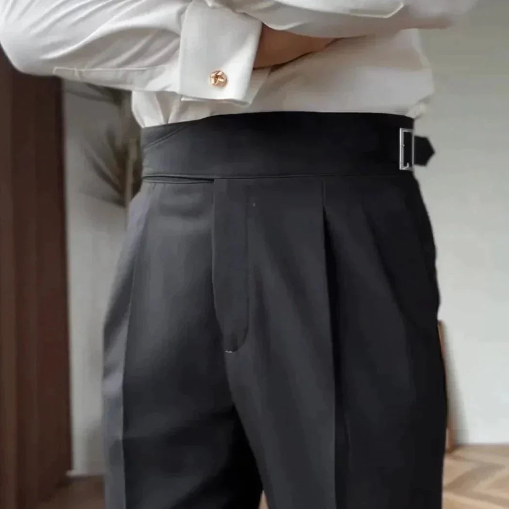 Pantalon Gurkha homme, taille haute avec boucles classiques et coupe droite, élégance moderne visible sur fond neutre.