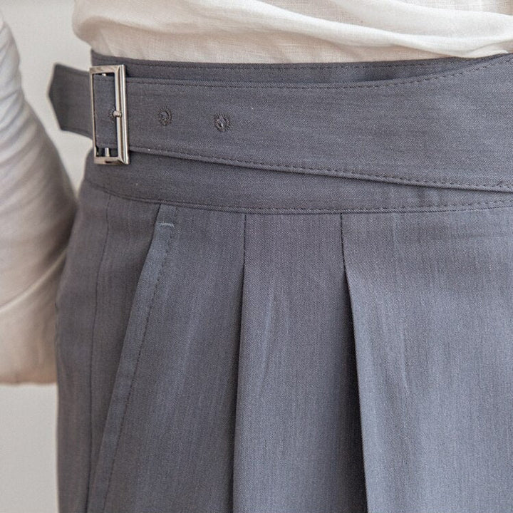 Pantalon Gurkha homme, taille haute avec boucles classiques et coupe droite, élégance moderne visible sur fond neutre.