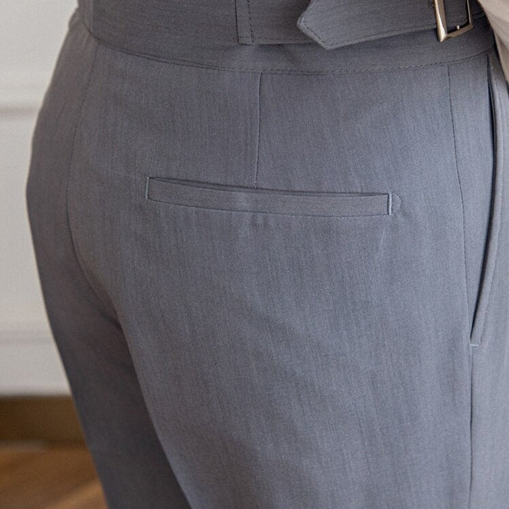Pantalon Gurkha homme, taille haute avec boucles classiques et coupe droite, élégance moderne visible sur fond neutre.