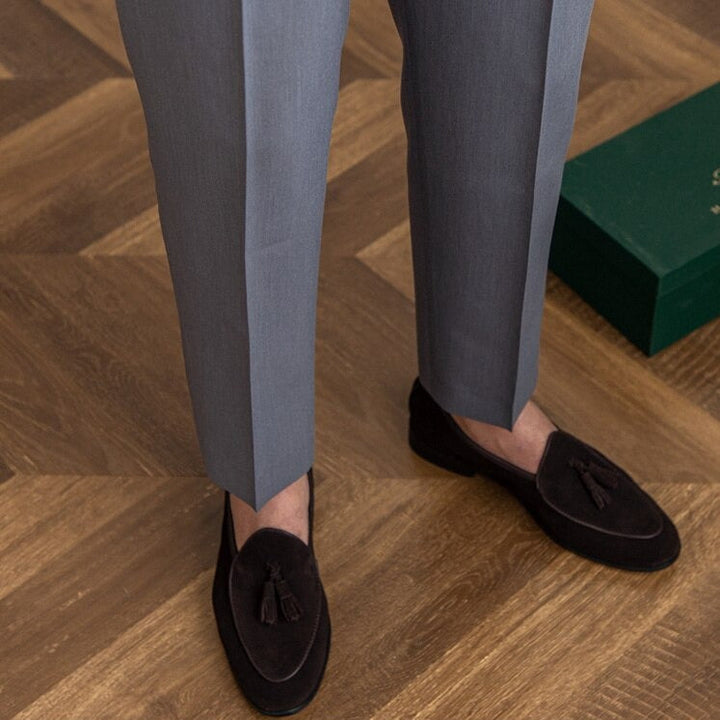 Pantalon Gurkha homme, taille haute avec boucles classiques et coupe droite, élégance moderne visible sur fond neutre.