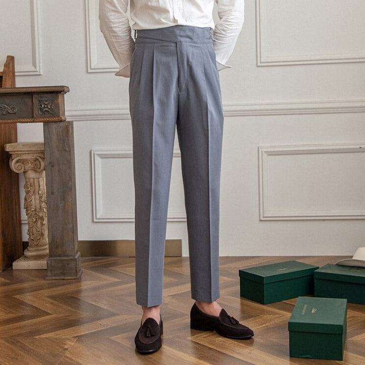 Pantalon Gurkha homme, taille haute avec boucles classiques et coupe droite, élégance moderne visible sur fond neutre.