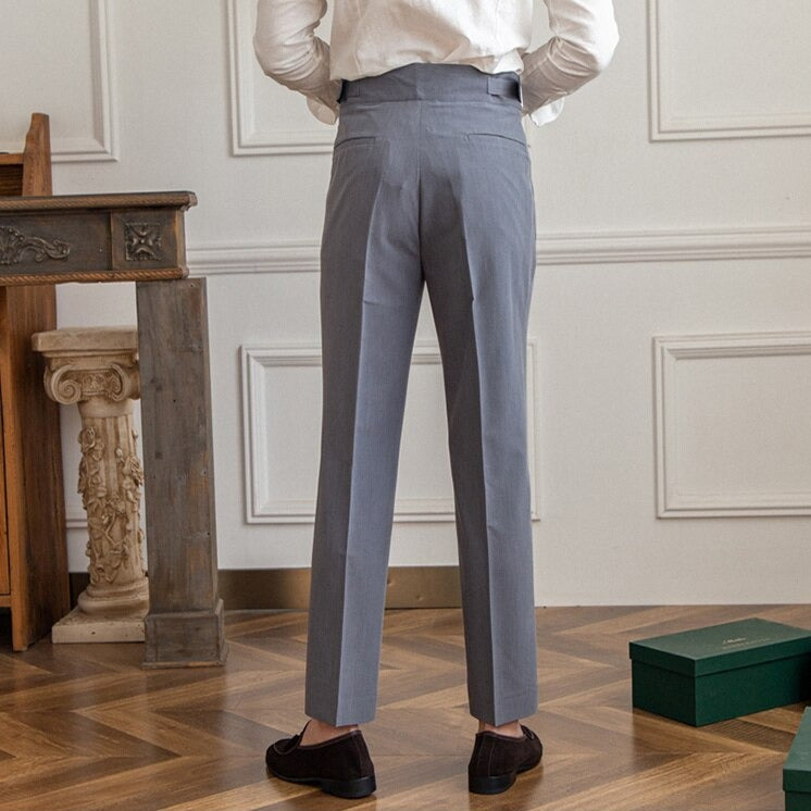 Pantalon Gurkha homme, taille haute avec boucles classiques et coupe droite, élégance moderne visible sur fond neutre.