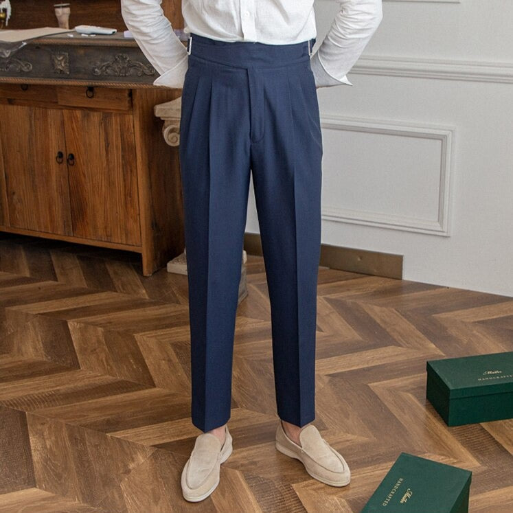 "Pantalon homme élégant avec boucle raffinée et coupe moderne, idéal pour style sophistiqué et occasions semi-formelles."