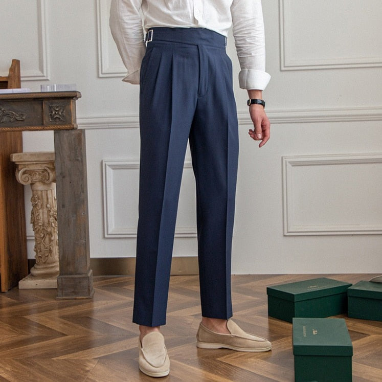 "Pantalon homme élégant avec boucle raffinée et coupe moderne, idéal pour style sophistiqué et occasions semi-formelles."