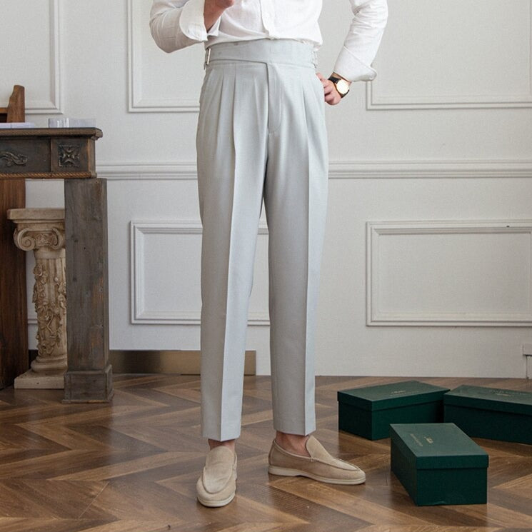 "Pantalon homme élégant avec boucle raffinée et coupe moderne, idéal pour style sophistiqué et occasions semi-formelles."