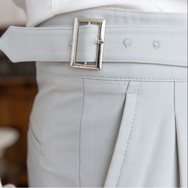 "Pantalon homme élégant avec boucle raffinée et coupe moderne, idéal pour style sophistiqué et occasions semi-formelles."