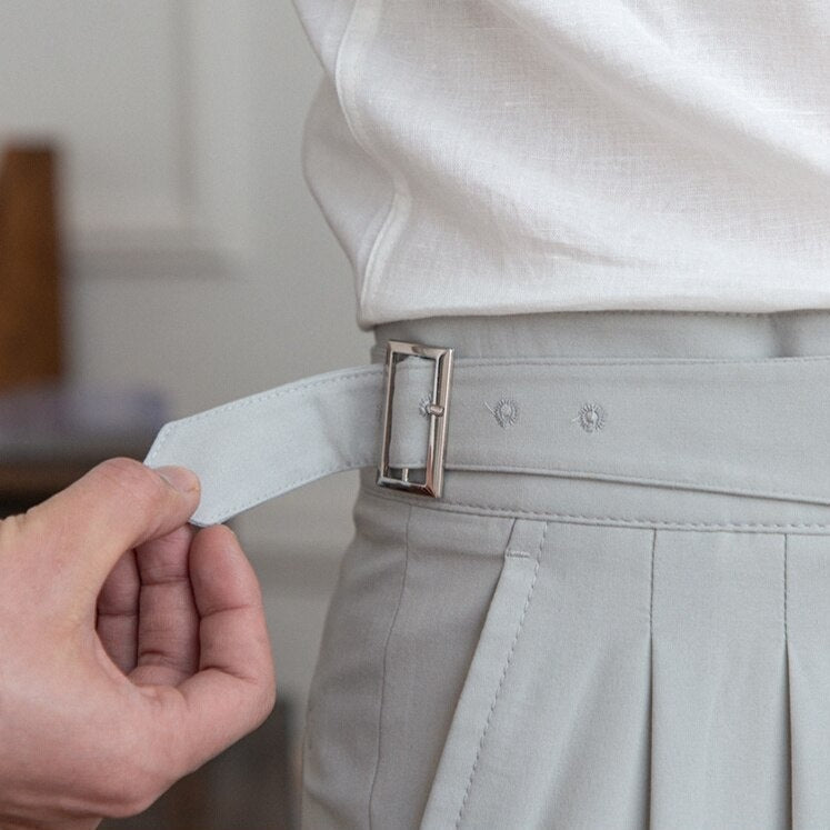 "Pantalon homme élégant avec boucle raffinée et coupe moderne, idéal pour style sophistiqué et occasions semi-formelles."
