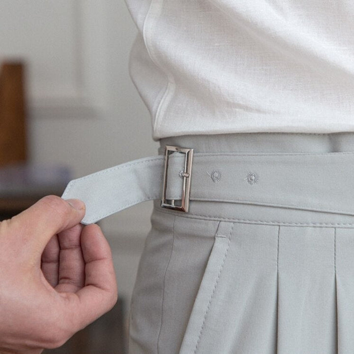 "Pantalon homme élégant avec boucle raffinée et coupe moderne, idéal pour style sophistiqué et occasions semi-formelles."