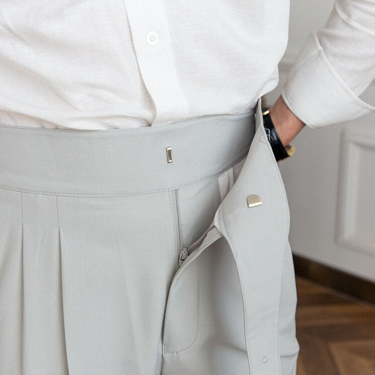"Pantalon homme élégant avec boucle raffinée et coupe moderne, idéal pour style sophistiqué et occasions semi-formelles."
