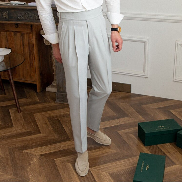"Pantalon homme élégant avec boucle raffinée et coupe moderne, idéal pour style sophistiqué et occasions semi-formelles."
