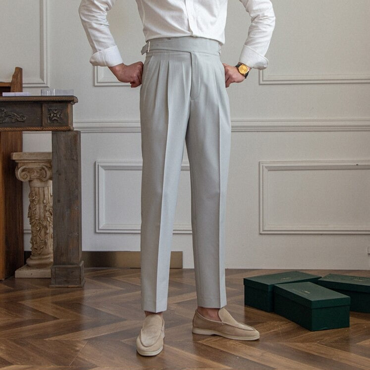 "Pantalon homme élégant avec boucle raffinée et coupe moderne, idéal pour style sophistiqué et occasions semi-formelles."