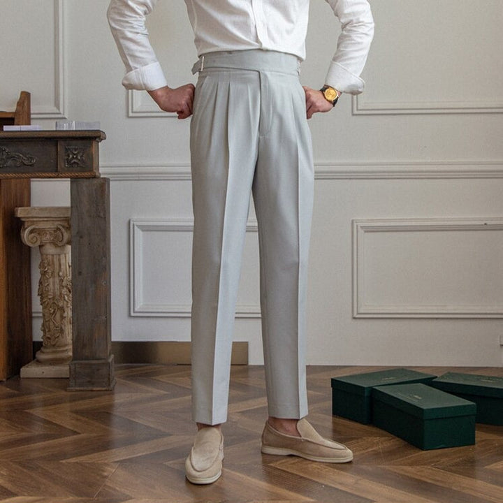 "Pantalon homme élégant avec boucle raffinée et coupe moderne, idéal pour style sophistiqué et occasions semi-formelles."