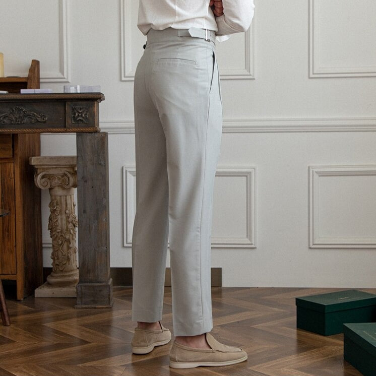 "Pantalon homme élégant avec boucle raffinée et coupe moderne, idéal pour style sophistiqué et occasions semi-formelles."