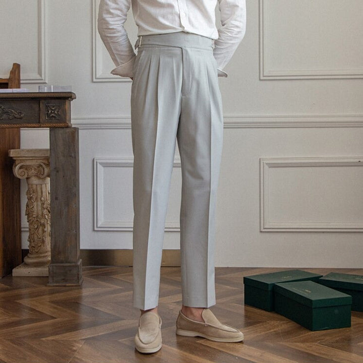 "Pantalon homme élégant avec boucle raffinée et coupe moderne, idéal pour style sophistiqué et occasions semi-formelles."