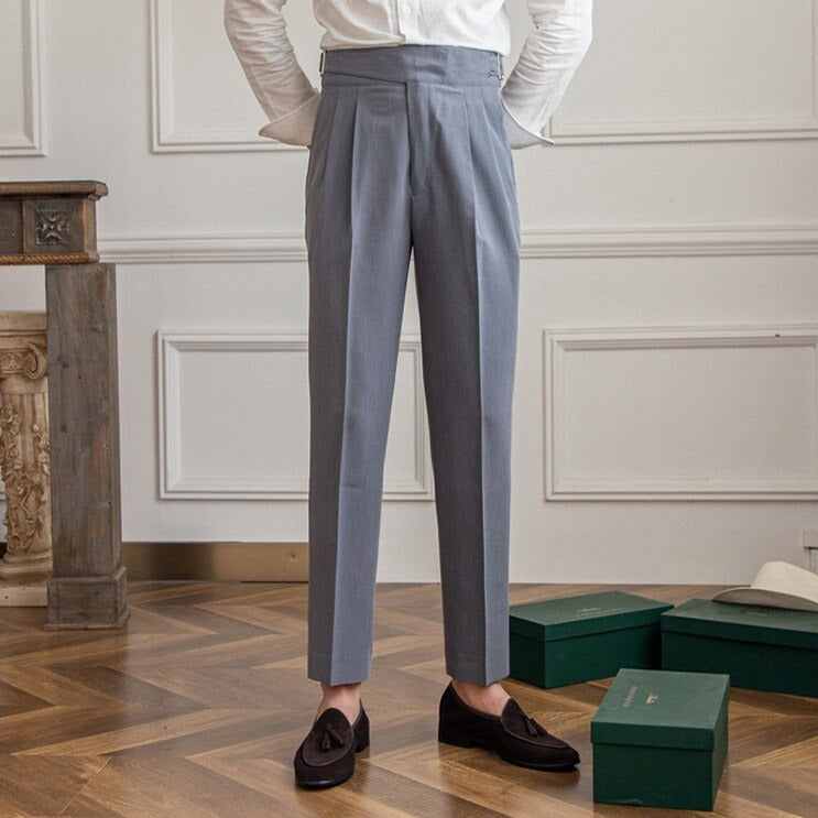 "Pantalon homme élégant avec boucle raffinée et coupe moderne, idéal pour style sophistiqué et occasions semi-formelles."