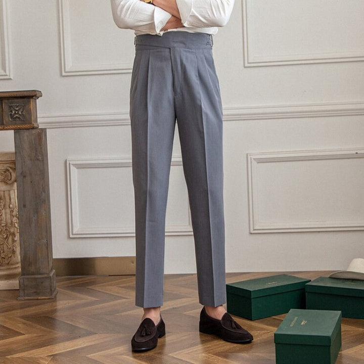 "Pantalon homme élégant avec boucle raffinée et coupe moderne, idéal pour style sophistiqué et occasions semi-formelles."