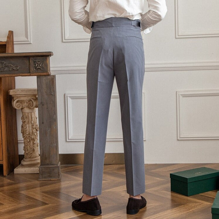 "Pantalon homme élégant avec boucle raffinée et coupe moderne, idéal pour style sophistiqué et occasions semi-formelles."