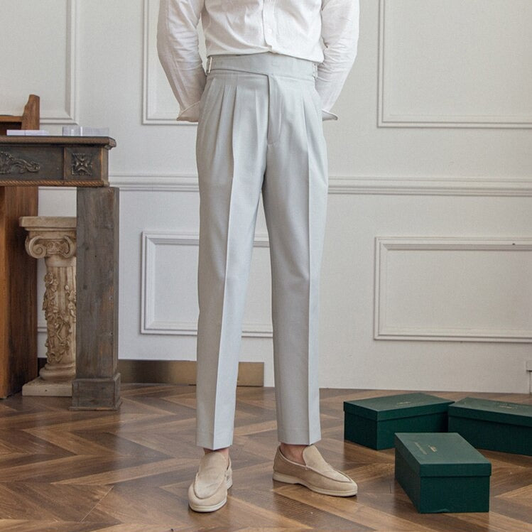 "Pantalon homme élégant avec boucle raffinée et coupe moderne, idéal pour style sophistiqué et occasions semi-formelles."