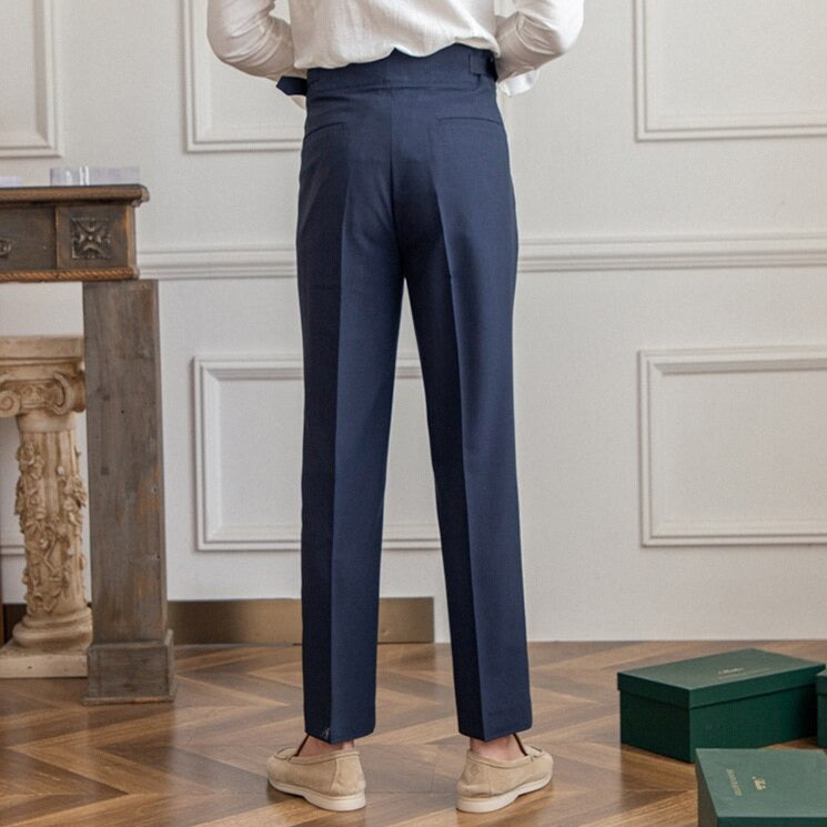 "Pantalon homme élégant avec boucle raffinée et coupe moderne, idéal pour style sophistiqué et occasions semi-formelles."