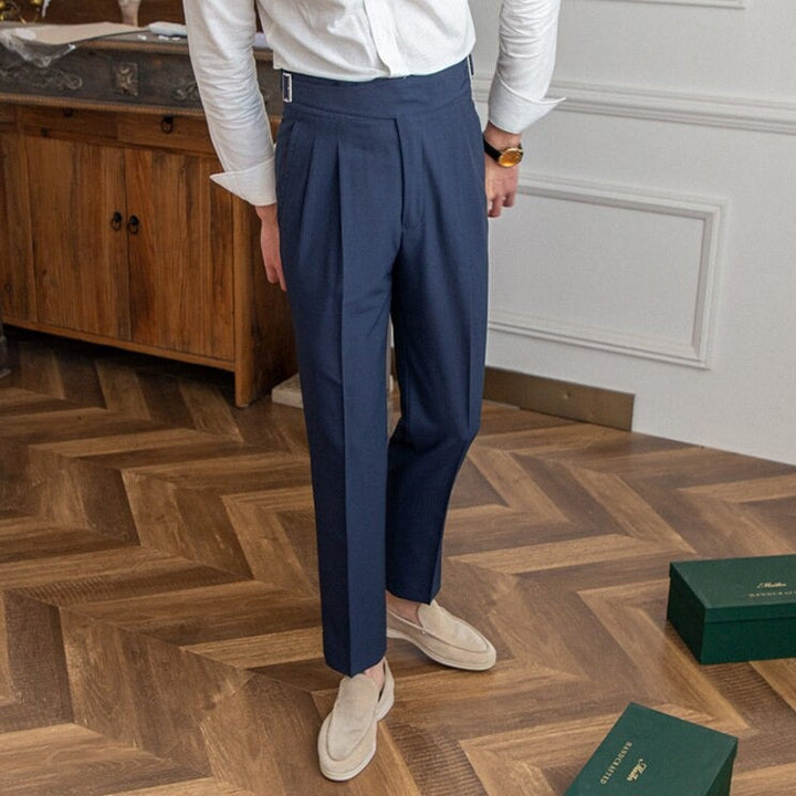 "Pantalon homme élégant avec boucle raffinée et coupe moderne, idéal pour style sophistiqué et occasions semi-formelles."