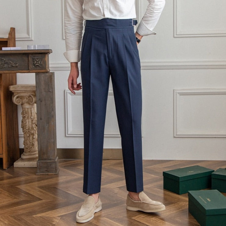 "Pantalon homme élégant avec boucle raffinée et coupe moderne, idéal pour style sophistiqué et occasions semi-formelles."