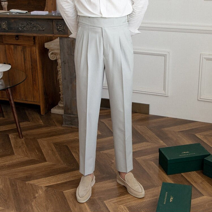 "Pantalon homme élégant avec boucle raffinée et coupe moderne, idéal pour style sophistiqué et occasions semi-formelles."