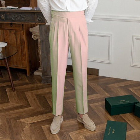 "Pantalon homme élégant avec boucle raffinée et coupe moderne, idéal pour style sophistiqué et occasions semi-formelles."